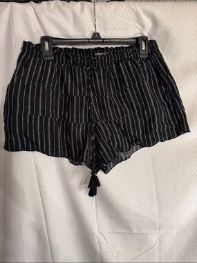 Maurice’s black and white elastic waist shorts in size large